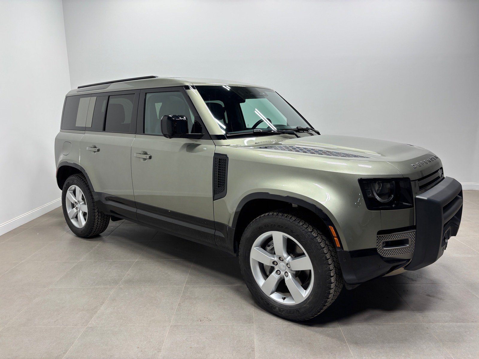 New 2025 Land Rover Defender 110 X-Dynamic SE AWD/4WD image 5