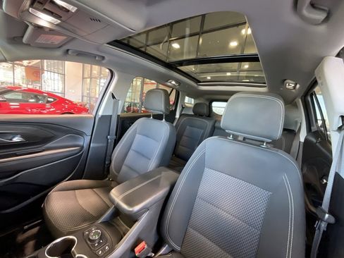 Used 2022 GMC Terrain SLE w/ Driver Convenience Package image 11