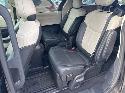 Used 2025 Toyota Sienna Platinum AWD/4WD image 3