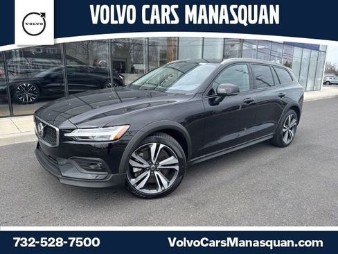 Used 2025 Volvo V60 B5 Cross Country Plus image 1