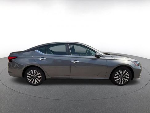 Used 2025 Nissan Altima 2.5 SV FWD image 13