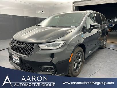 Used 2023 Chrysler Pacifica Touring-L w/ Uconnect Theater Family Group