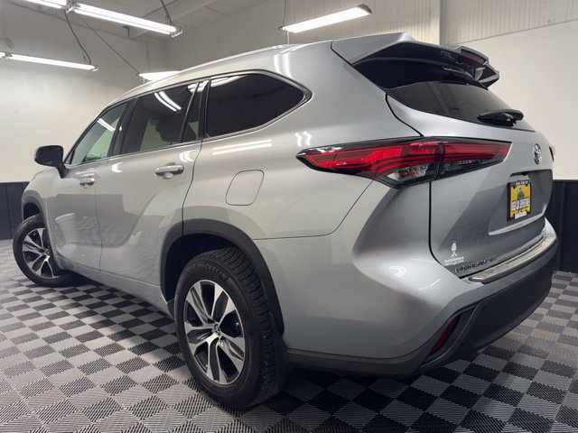 Used 2022 Toyota Highlander XLE AWD/4WD image 6