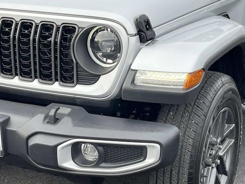Used 2024 Jeep Gladiator Sport image 11