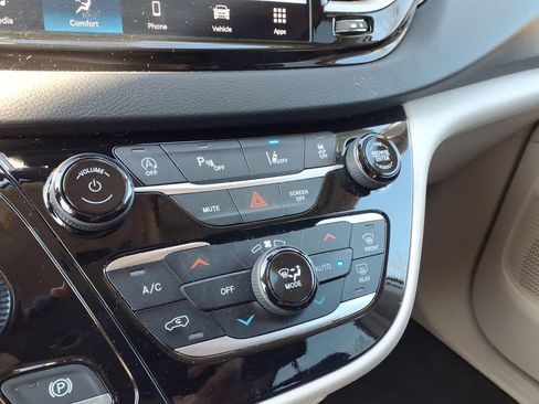 Used 2024 Chrysler Pacifica Touring-L FWD image 23