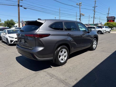 Used 2023 Toyota Highlander LE AWD/4WD image 7