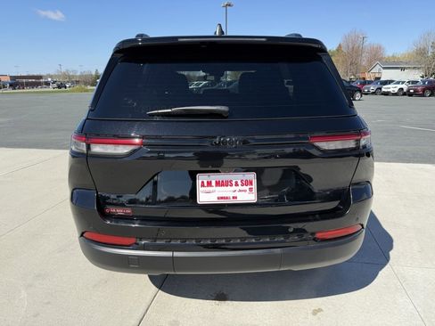 Used 2023 Jeep Grand Cherokee Altitude AWD/4WD image 7