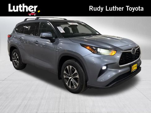 Used 2021 Toyota Highlander XLE AWD/4WD image 1