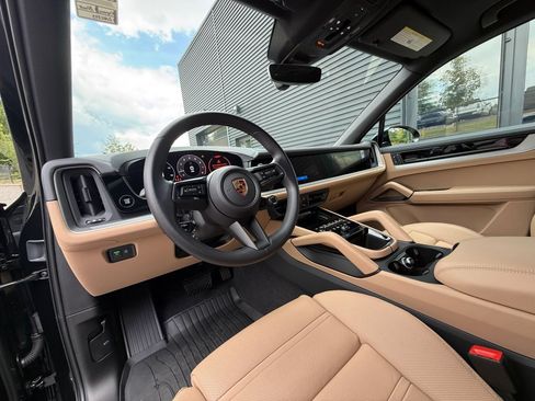 Certified 2024 Porsche Cayenne AWD/4WD image 12