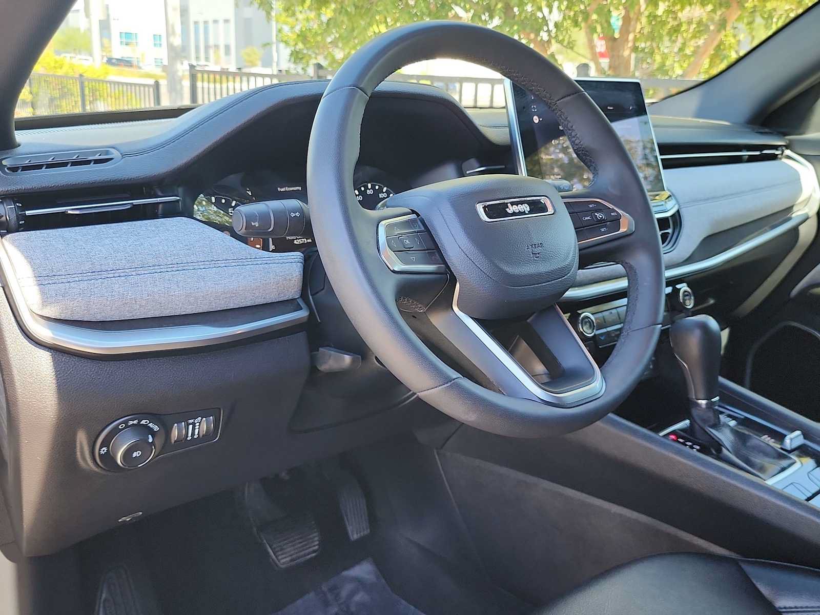 Used 2024 Jeep Compass Latitude AWD/4WD image 17