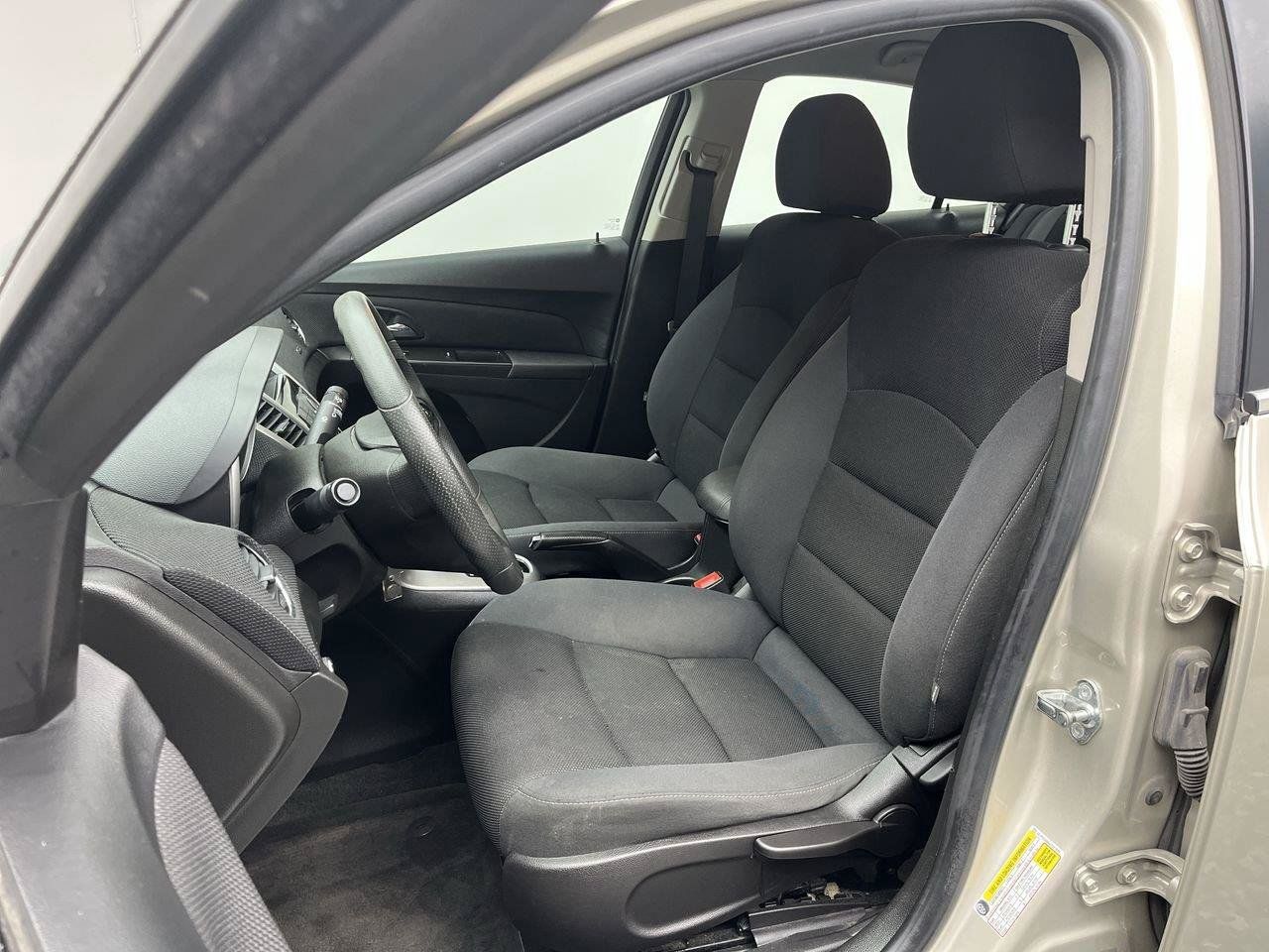 Used 2016 Chevrolet Cruze LT w/ Technology Package FWD image 8