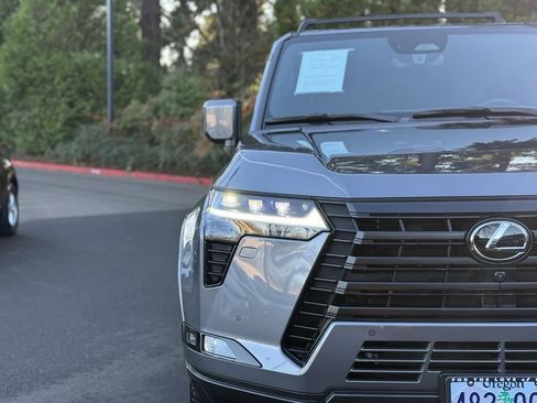 Used 2024 Lexus GX 550 image 3
