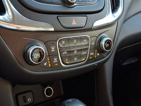 Used 2018 Chevrolet Equinox LT image 17