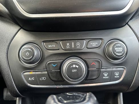 Used 2021 Jeep Cherokee Latitude Plus image 16