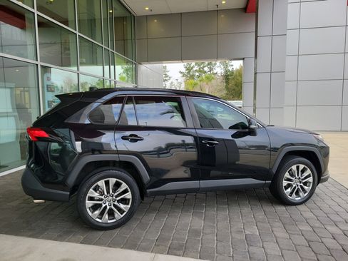 Certified 2022 Toyota RAV4 XLE Premium image 7