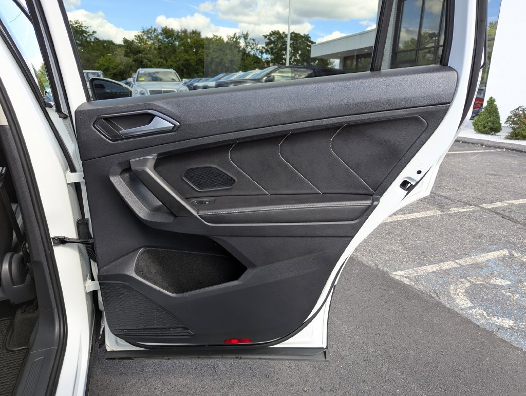 Used 2022 Volkswagen Tiguan SE w/ Panoramic Sunroof Package AWD/4WD image 37