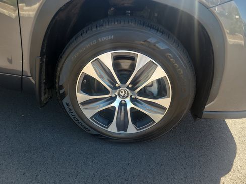 Used 2023 Toyota Highlander XLE AWD/4WD image 13