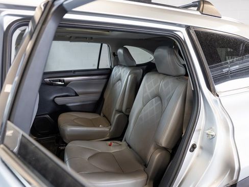 Used 2021 Toyota Highlander Platinum image 12