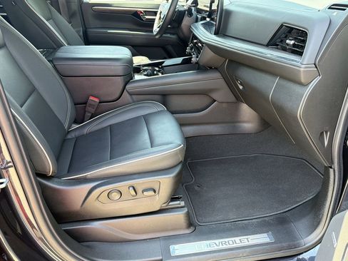 Used 2025 Chevrolet Suburban Premier AWD/4WD image 13