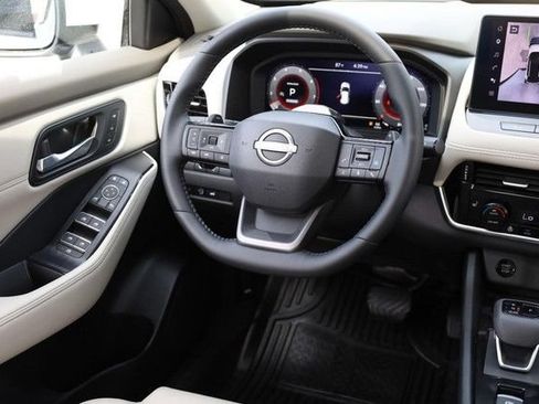 Certified 2025 Nissan Rogue SL w/ Tech Package FWD image 28