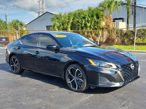 Used 2025 Nissan Altima 2.5 SR FWD image 2