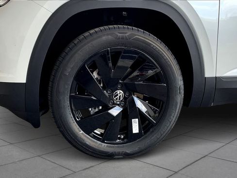 Used 2026 Volkswagen Atlas SE w/ Panoramic Sunroof Package FWD image 11