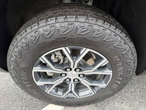 Used 2024 GMC Acadia AT4 w/ Luxury Package image 11