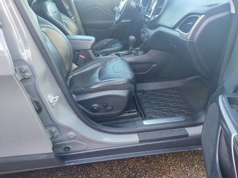 Used 2019 Jeep Cherokee Limited image 24