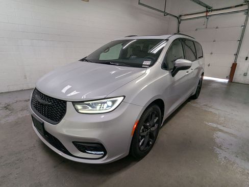 Used 2023 Chrysler Pacifica Touring-L w/ S Appearance Package FWD image 11