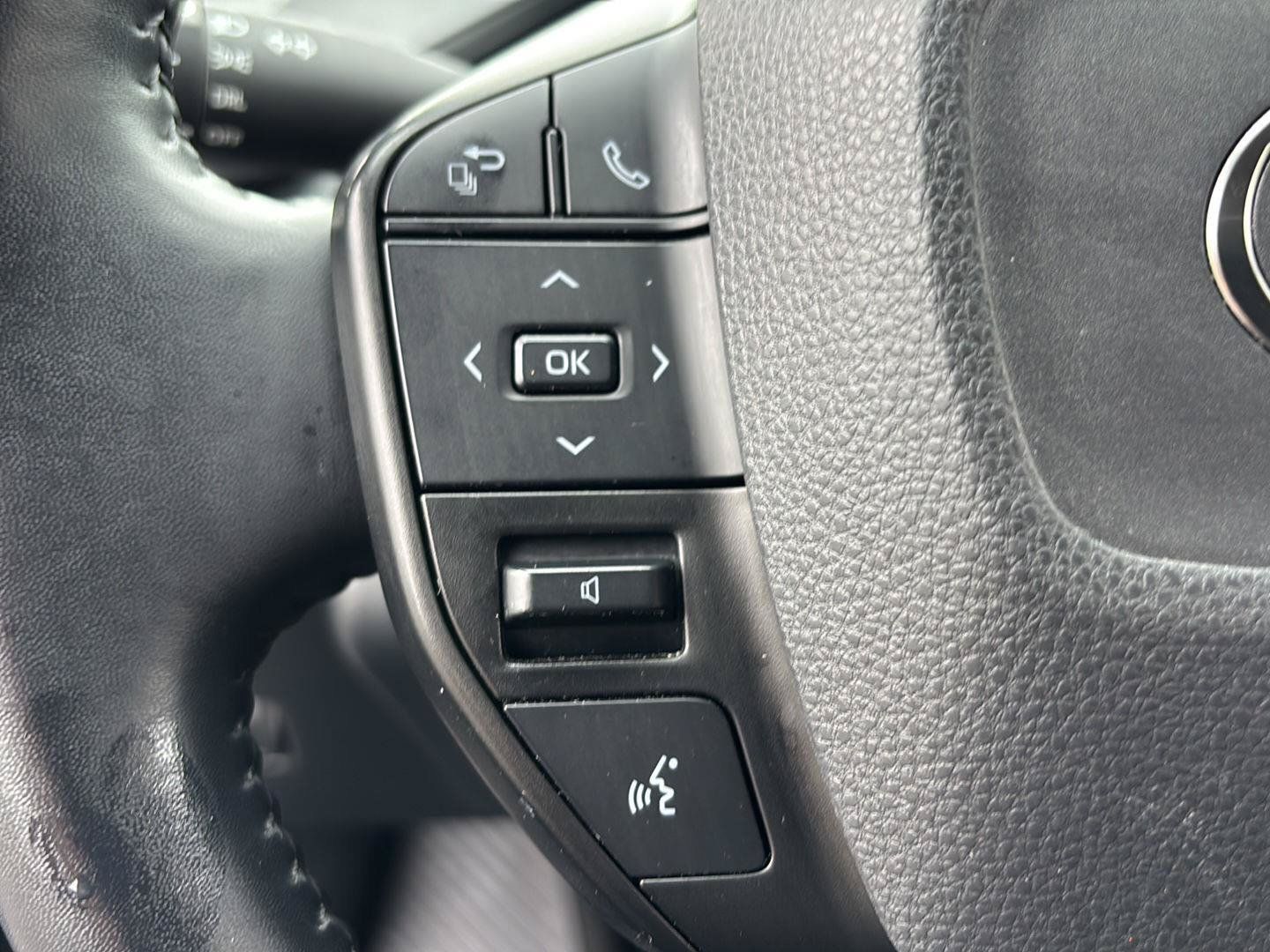 Used 2024 Toyota Prius LE FWD image 25