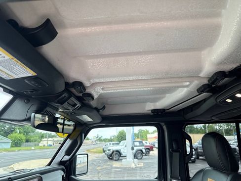 Used 2025 Jeep Wrangler Unlimited Sahara w/ Technology Group AWD/4WD image 37