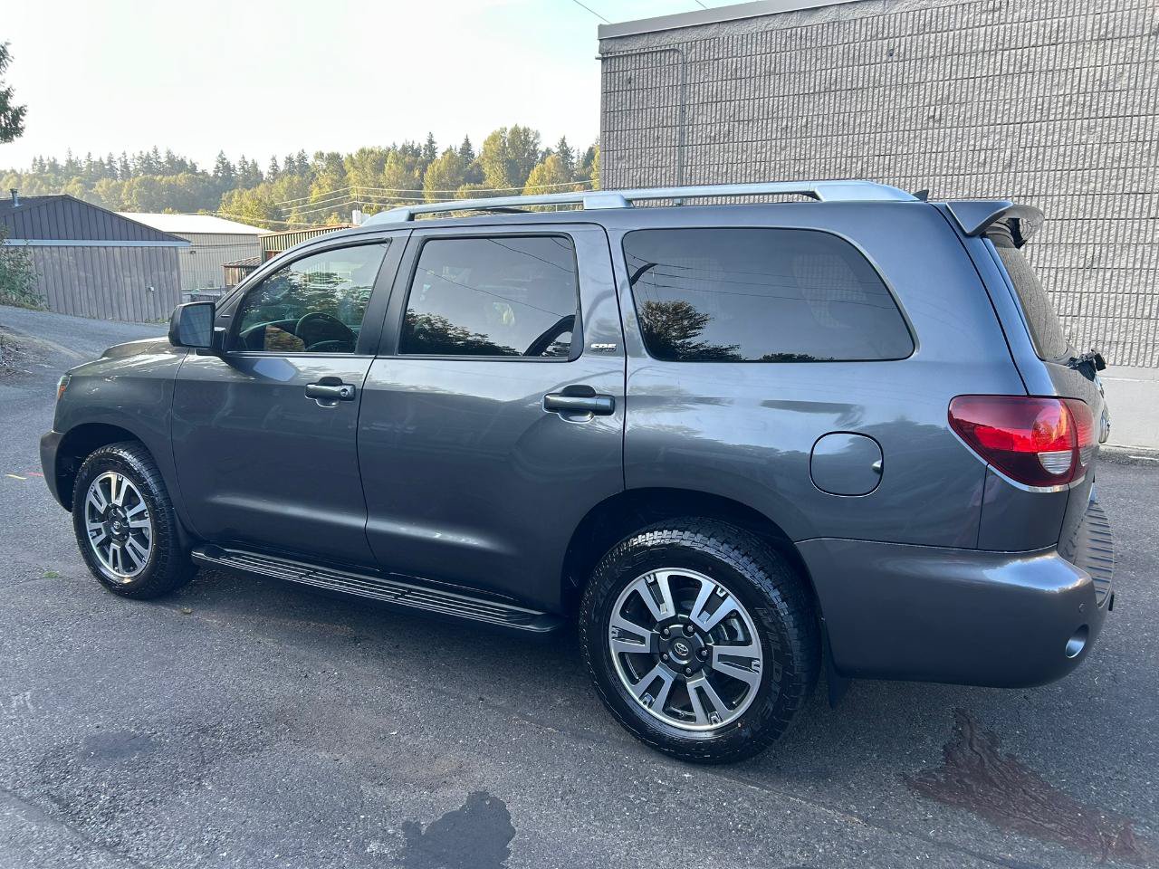 Used 2018 Toyota Sequoia SR5 w/ Premium Package AWD/4WD image 7
