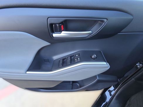 Used 2023 Toyota Highlander XLE image 18