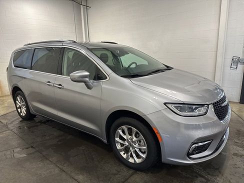 Used 2021 Chrysler Pacifica Touring-L image 3