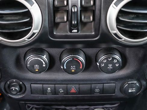 Used 2018 Jeep Wrangler Unlimited Sahara AWD/4WD image 18