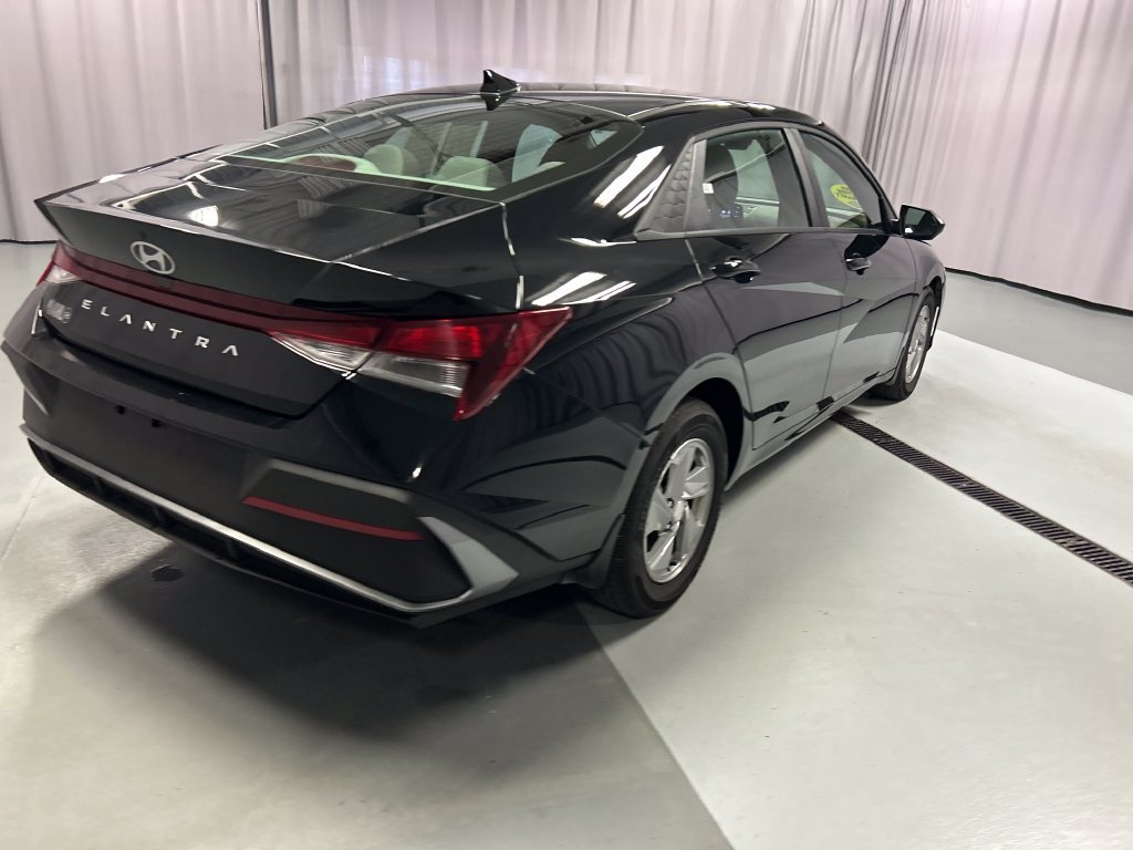 Used 2026 Hyundai Elantra SE FWD image 7