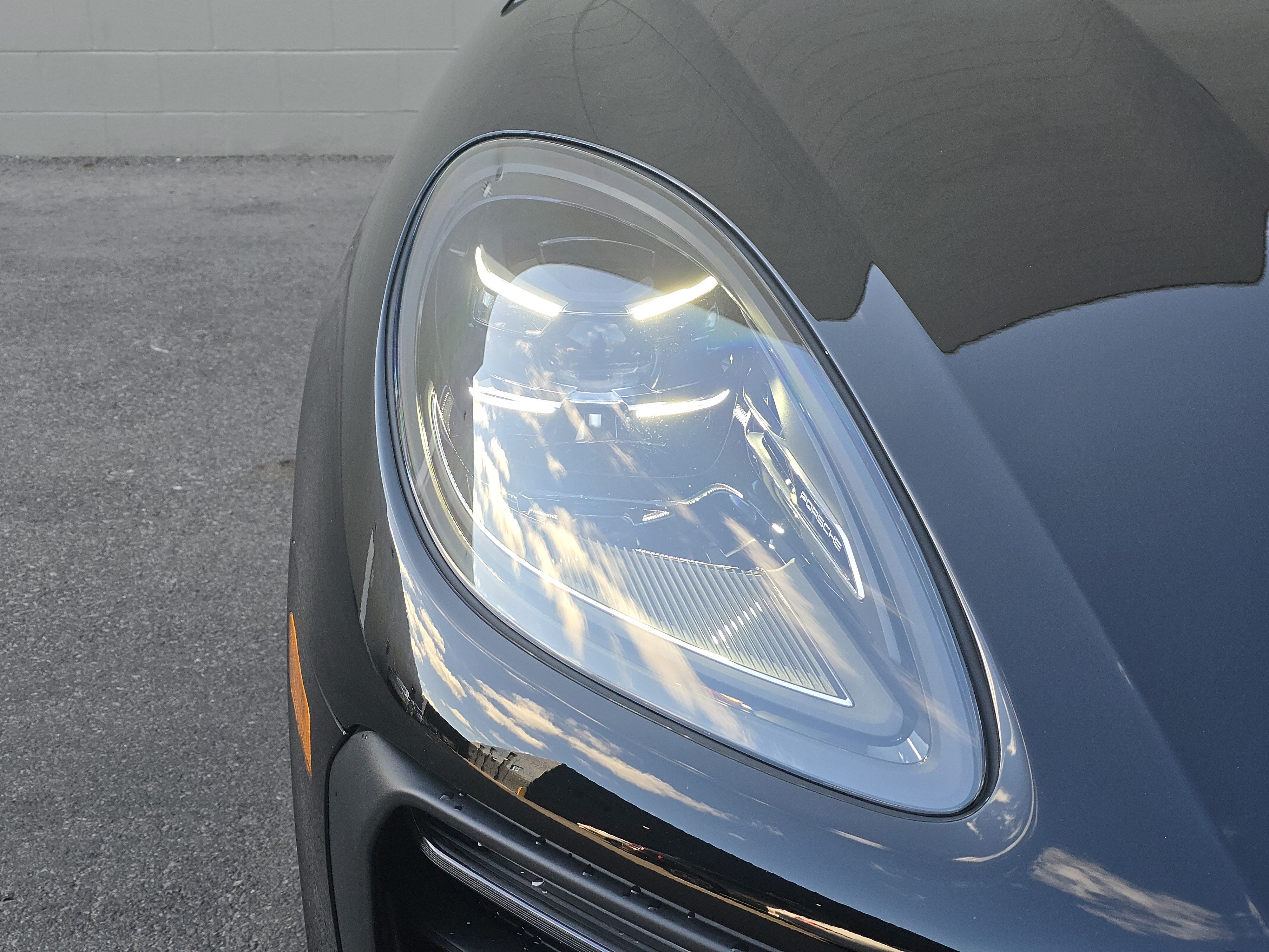 Certified 2025 Porsche Macan AWD/4WD image 11