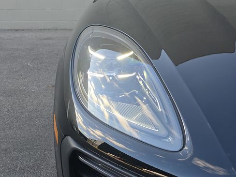 Certified 2025 Porsche Macan image 11