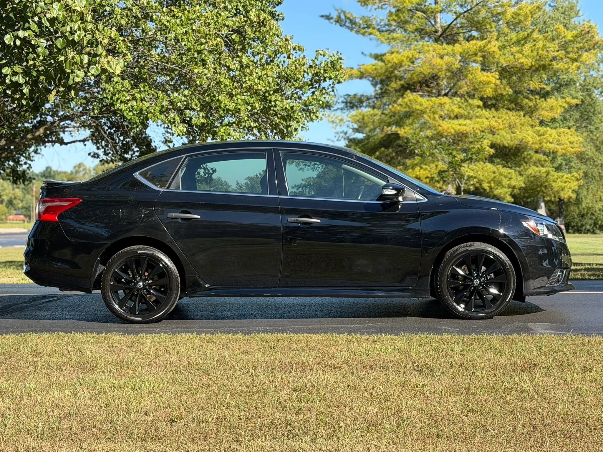 Used 2018 Nissan Sentra SR w/ SR Midnight Edition Package FWD image 4