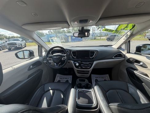 Used 2024 Chrysler Pacifica Touring-L FWD image 6