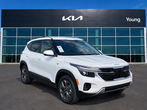 Used 2024 Kia Seltos LX AWD/4WD image 1
