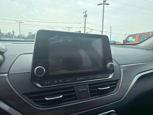 Used 2025 Nissan Altima 2.5 SV FWD image 30