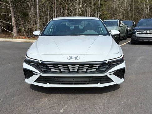 New 2026 Hyundai Elantra SE FWD image 2