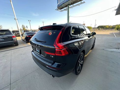 Used 2019 Volvo XC60 T5 Momentum w/ Multimedia Package FWD image 3