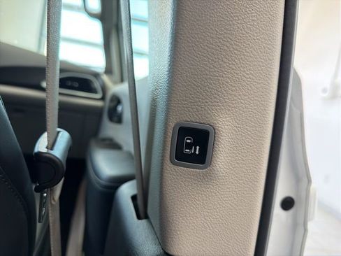 Used 2024 Chrysler Pacifica Touring-L image 13