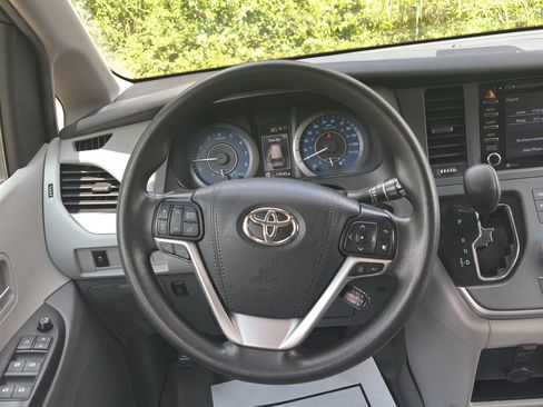 Used 2020 Toyota Sienna LE w/ LE Preferred Package FWD image 19