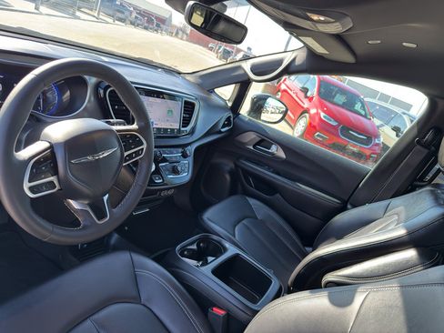 Used 2025 Chrysler Pacifica Select image 26