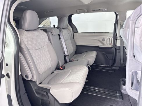 Used 2022 Toyota Sienna LE image 27