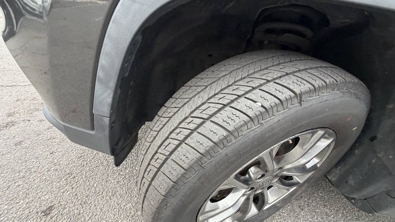 Used 2019 Jeep Cherokee Latitude Plus w/ Cold Weather Group AWD/4WD image 18