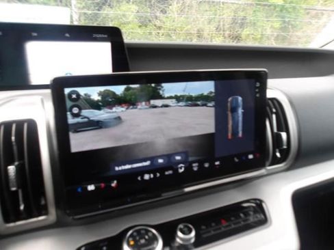 Used 2025 Ford Expedition Active AWD/4WD image 8